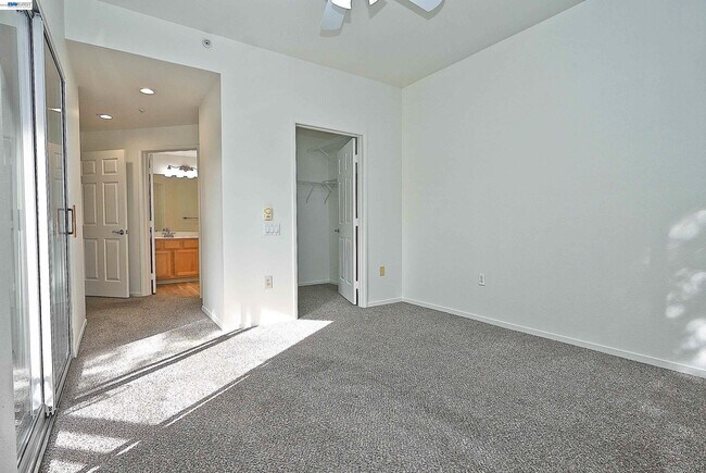 Building Photo - 280 Caldecott Ln