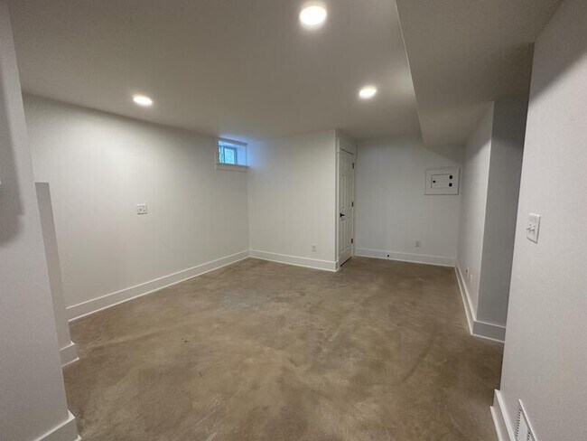 Building Photo - 1306 New Hampshire St