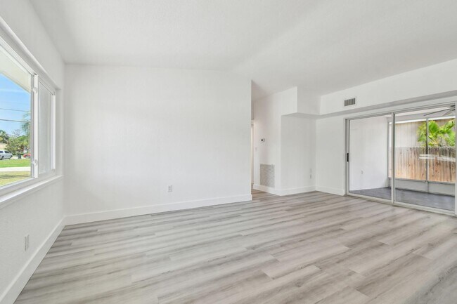 Building Photo - 695 Sunset Dr