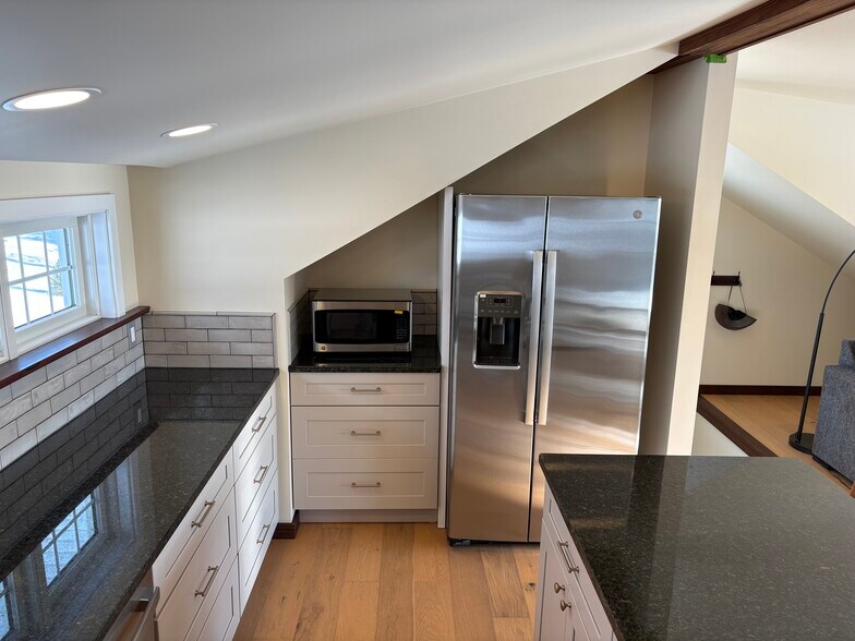 Building Photo - 1630 Round House Rd