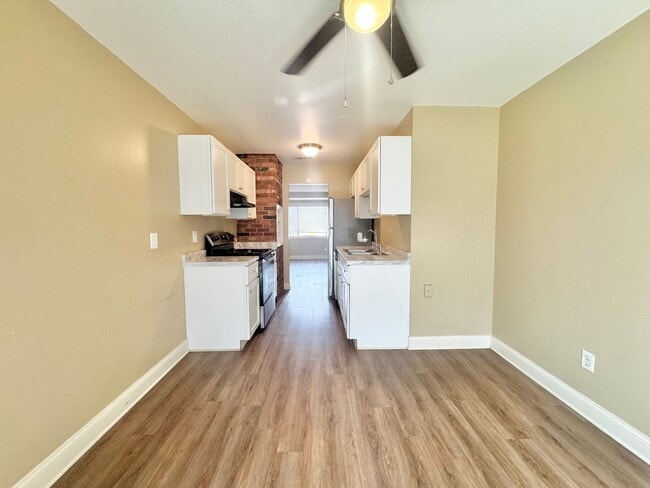 Building Photo - Apartment - Right off Cypress Gardens Blvd!