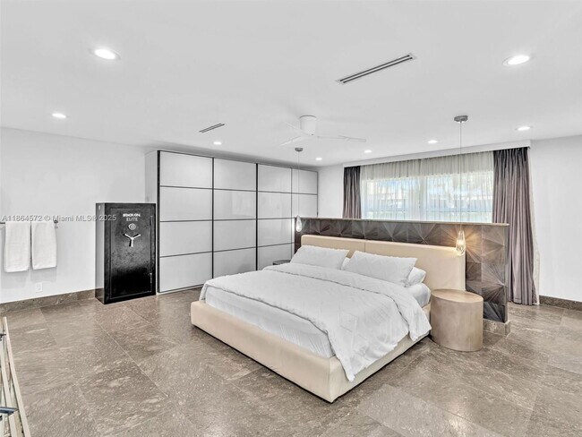 Building Photo - 840 South South Lake Drive, Hollywood, FL ...