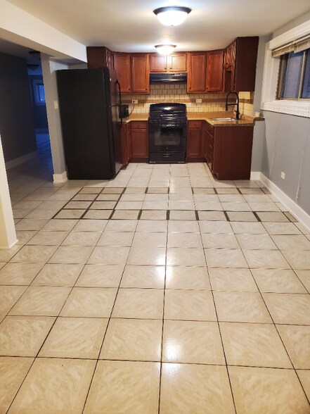 Building Photo - 6440 W Montrose Ave