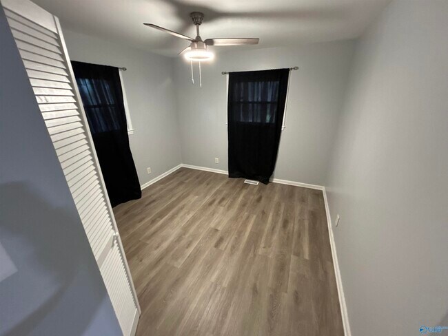 Building Photo - 6202 Valley Park Dr NW