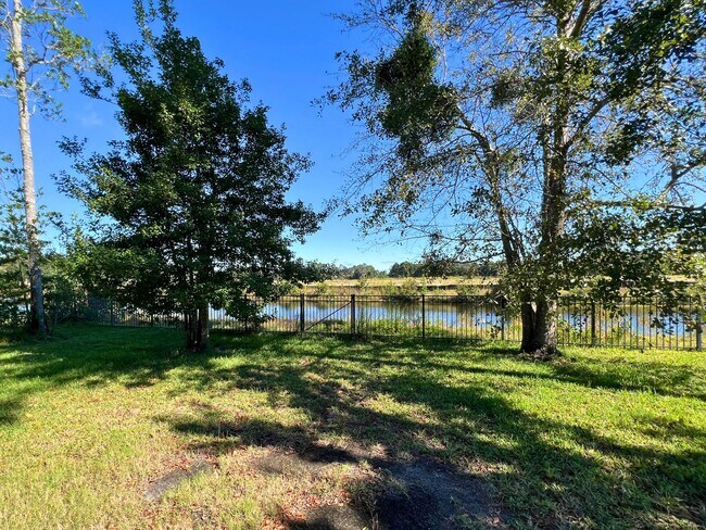 Building Photo - 4/2 with access to amenities, close to base!!