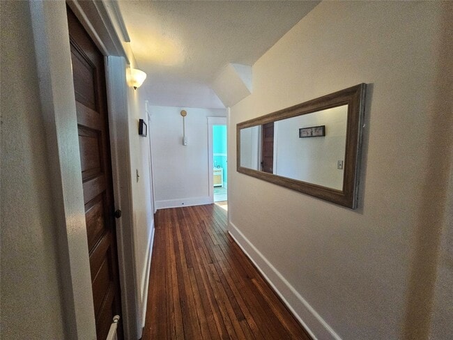 Building Photo - 406 Cascade St