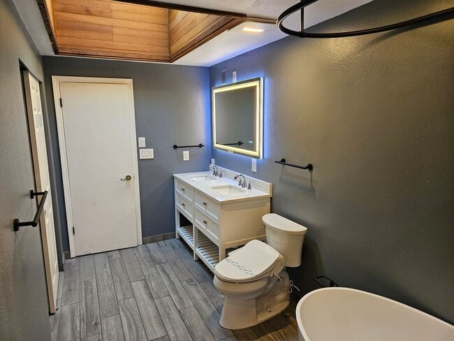 Building Photo - Cozy Wooded Vintage Charmer