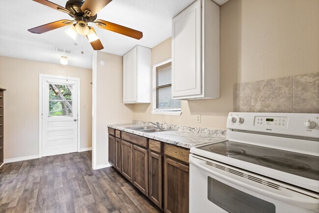 Building Photo - Move-In Ready 3-Bedroom Home in Beautiful Lakehills