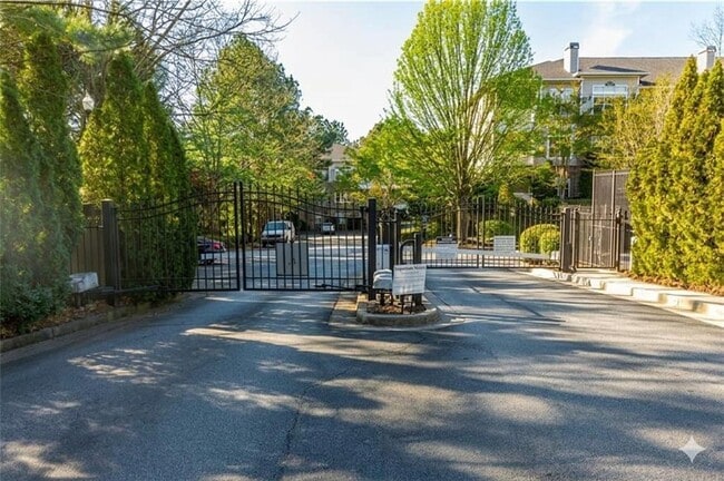 Building Photo - 2700 Pine Tree Rd NE