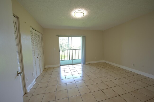 Building Photo - 1523 Meadows Cir