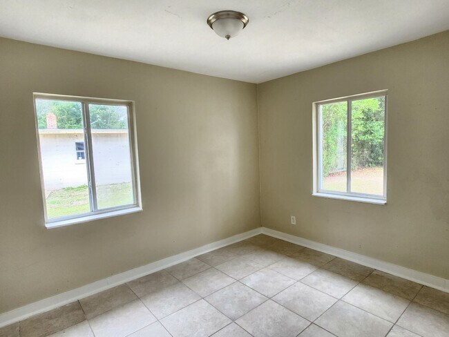 Building Photo - 606 Chaseville St