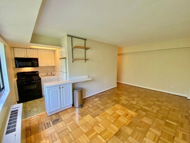 Building Photo - Wilshire Park Condo Studio with Den with Park views in Cleveland Park!