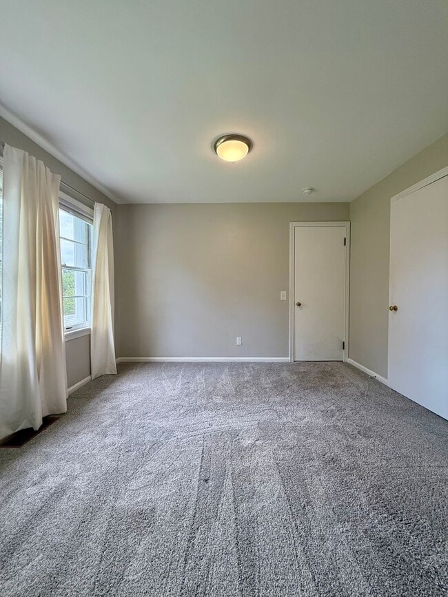 Building Photo - Four Bedroom Home in Kalamazoo