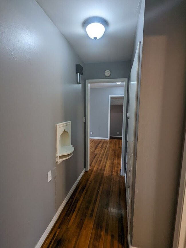 Building Photo - 2 Bed 1 Bath Plus Bonus Living/Office Cottage Style Home-The Village NW OKC