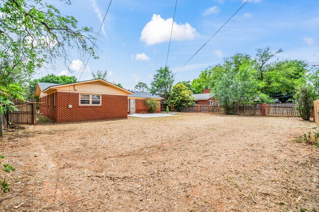 Building Photo - Open Concept 3/2/2, Minutes from LCU & Medical