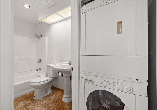 Building Photo - Discover the charm of this top-floor apart...
