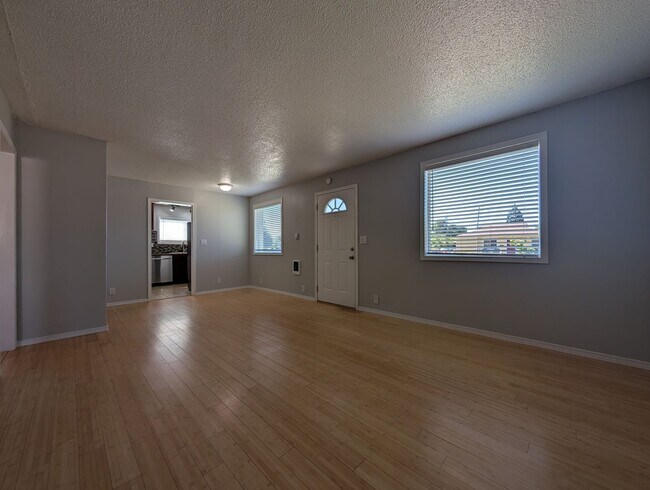 Building Photo - Fantastic 2-Bedroom, 2-Bath Home With Bonus Space!
