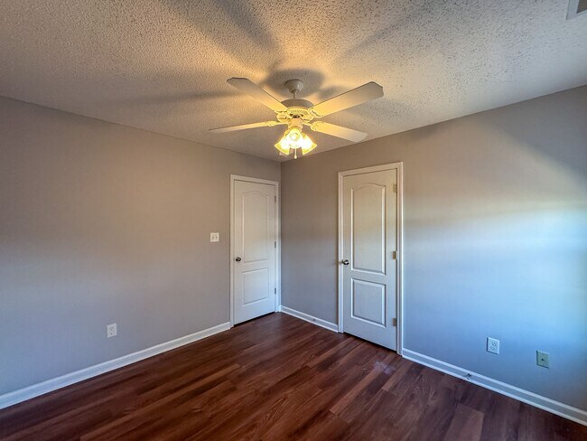 Building Photo - Beautiful 4 Bed 2.5 Bath Home with Fenced Backyard