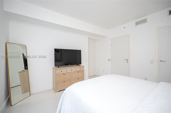 Building Photo - 1300 Brickell Bay Dr