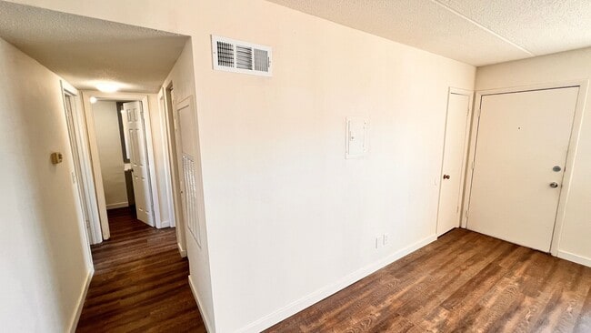 Building Photo - Fresh Paint, New Floors, 2/1 Available NOW