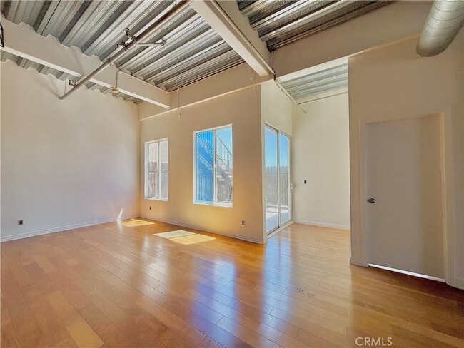 Building Photo - 312 W 5th St