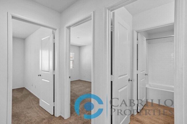 Building Photo - Spacious 3 bedroom Home w/2 car Garage in ...