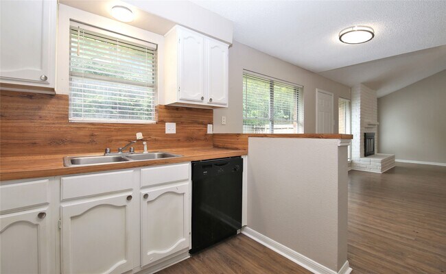 Building Photo - 7814 Barnhill Dr