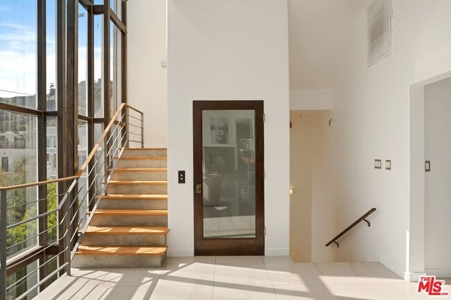 Building Photo - 8435 Franklin Ave