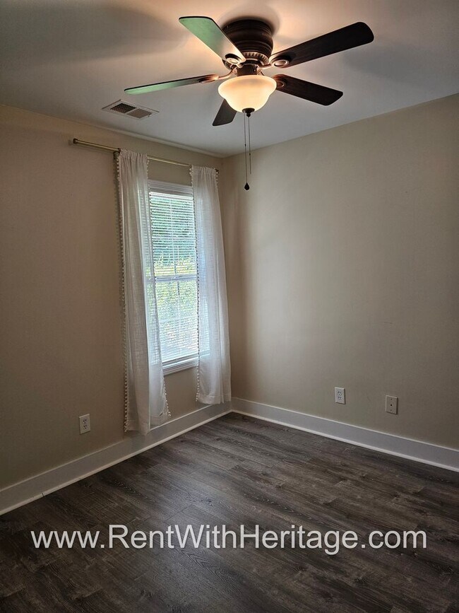 Building Photo - Amazing 4 Bedroom/ 3 Bath Home / Attention...