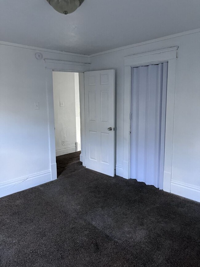 Building Photo - Classic Colonial Charm with Modern Comforts –  3 Bedroom Home!