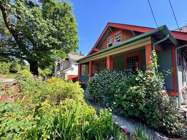 Building Photo - Beautiful 4+ Bed, 3 Bath Crafstman Home with Fenced Yard near St. Johns