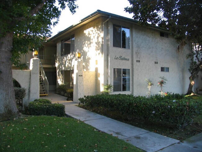 Building Photo - Spacious 1 Bedroom 1 Bath Upstairs Unit Apartment