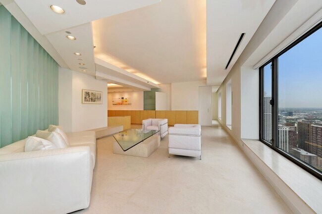 Primary Photo - 950 N Michigan Ave