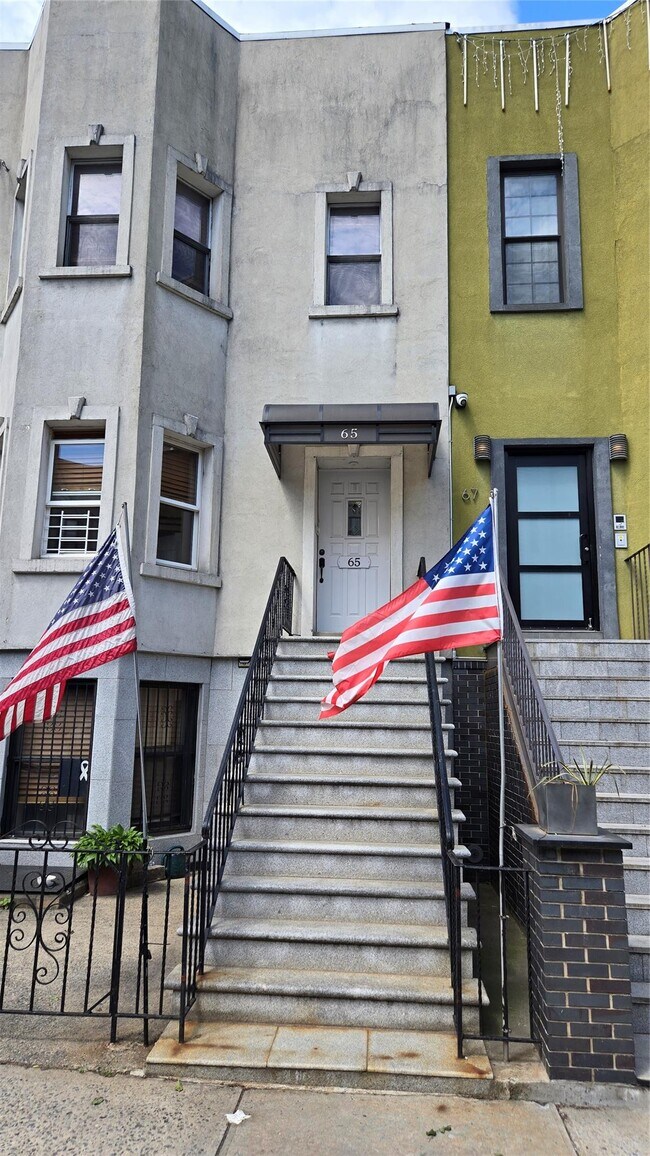 Primary Photo - 65 Hausman St