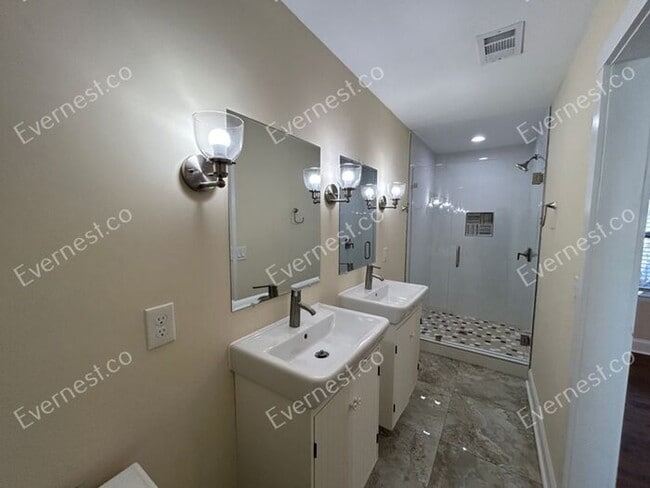 Building Photo - 998 Mayson Turner Rd NW