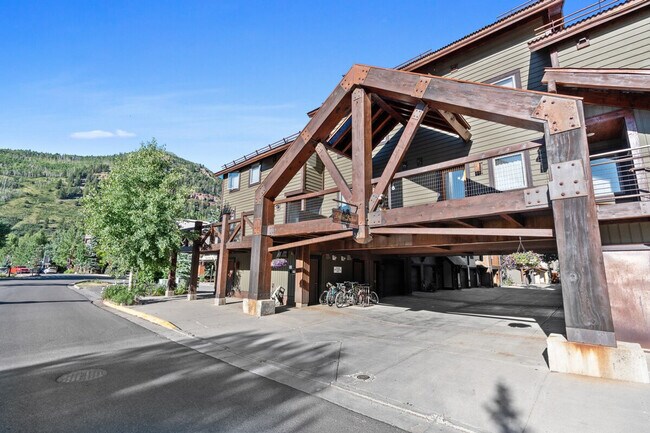 Building Photo - 747 W Pacific Ave