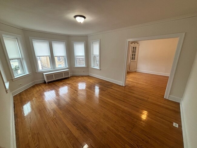 Building Photo - 2216 W Thome Ave