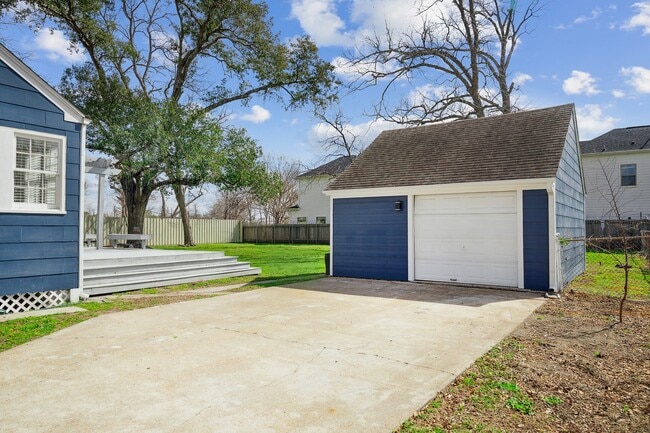 Building Photo - 801 Woodcrest Dr