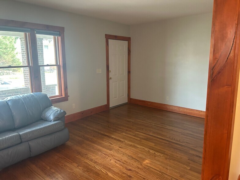 Building Photo - 2624 Woodlawn Ave