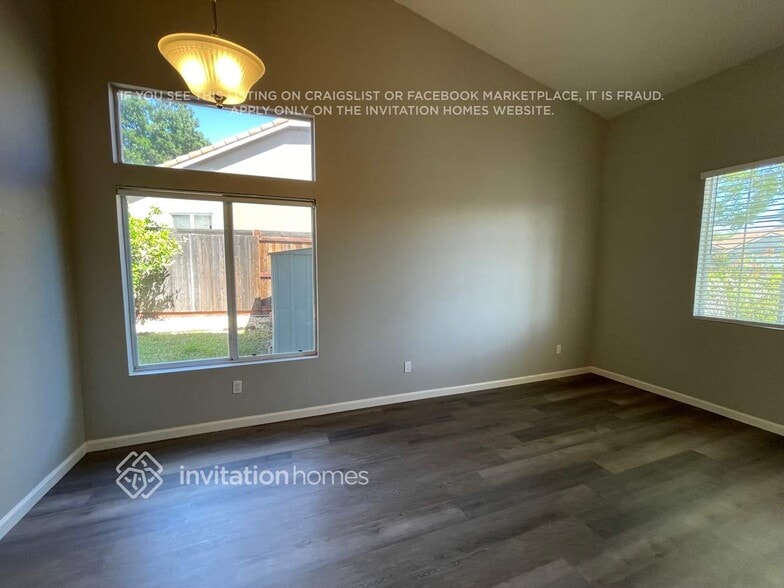 Building Photo - 472 Woodcrest Dr