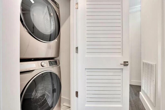 Building Photo - 65 Corbin Ave