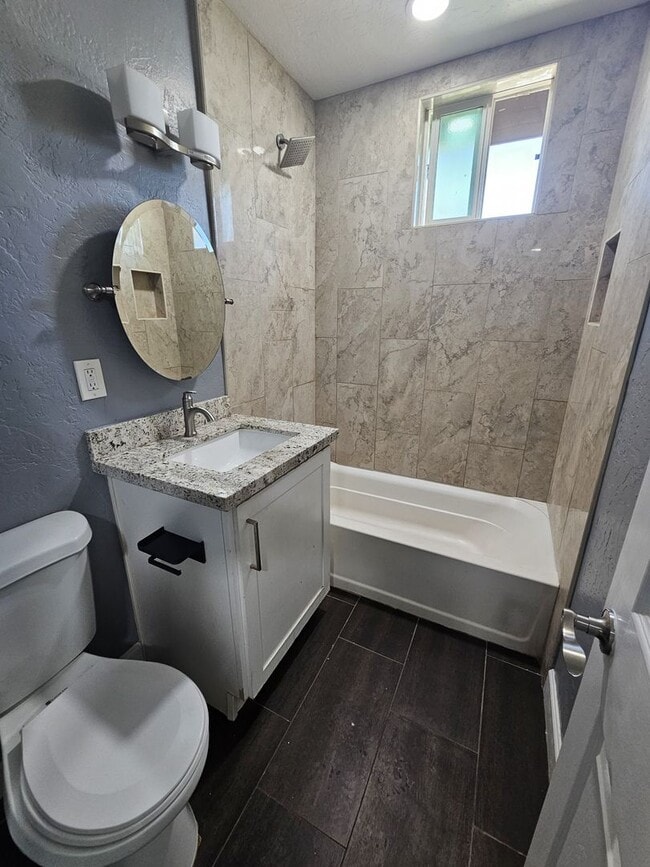 Building Photo - Charming Home 3 bedrooms 1 bath Large Yard.