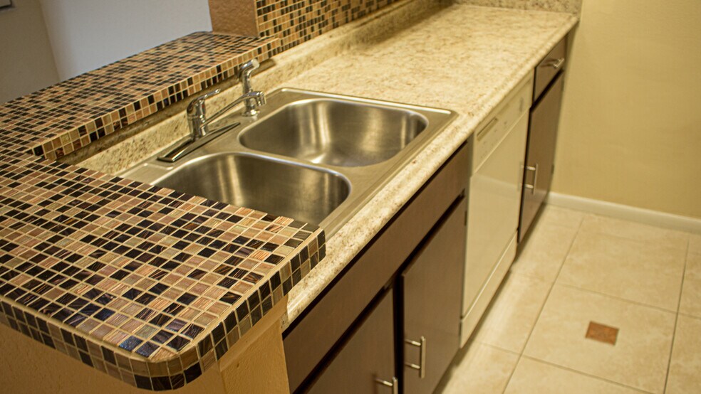 Building Photo - 2861 N Oakland Forest Dr