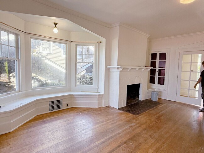 Building Photo - 3 & 4 Bedroom Units Just Steps from WWU