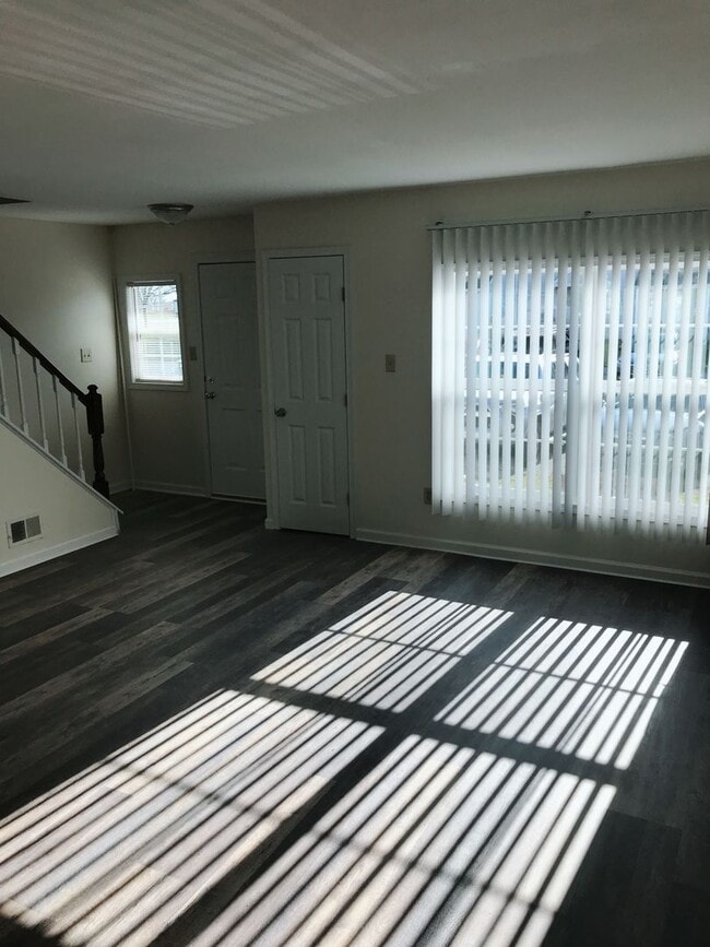 Building Photo - Move-In Ready 3BR 2.5bathroomTownhome – Yard  *OPEN HOUSE July 5, 26 1PM-2PM *