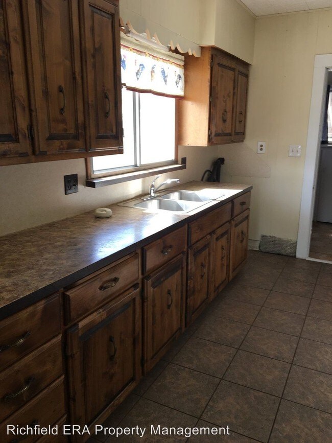 Building Photo - 3 br, 1 bath House - 131 North State Street