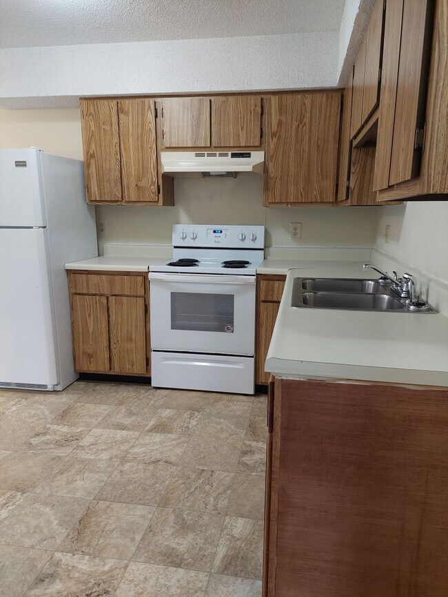 Building Photo - Rosewood Apartments