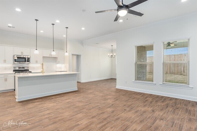 Building Photo - 732 Crozier Dr