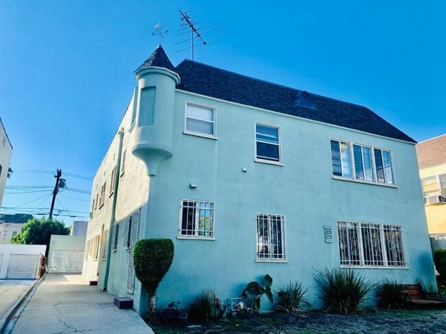 Primary Photo - 3.0 bedroom in Los Angeles California 90036