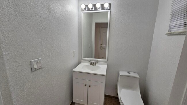 Building Photo - 2022 Island Dr